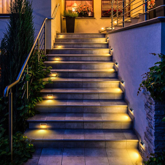 Laiptai apšviesti LED lauko lemputės